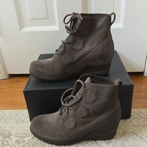 EUC Sorel Evie Lace Boot In Major, Size 8